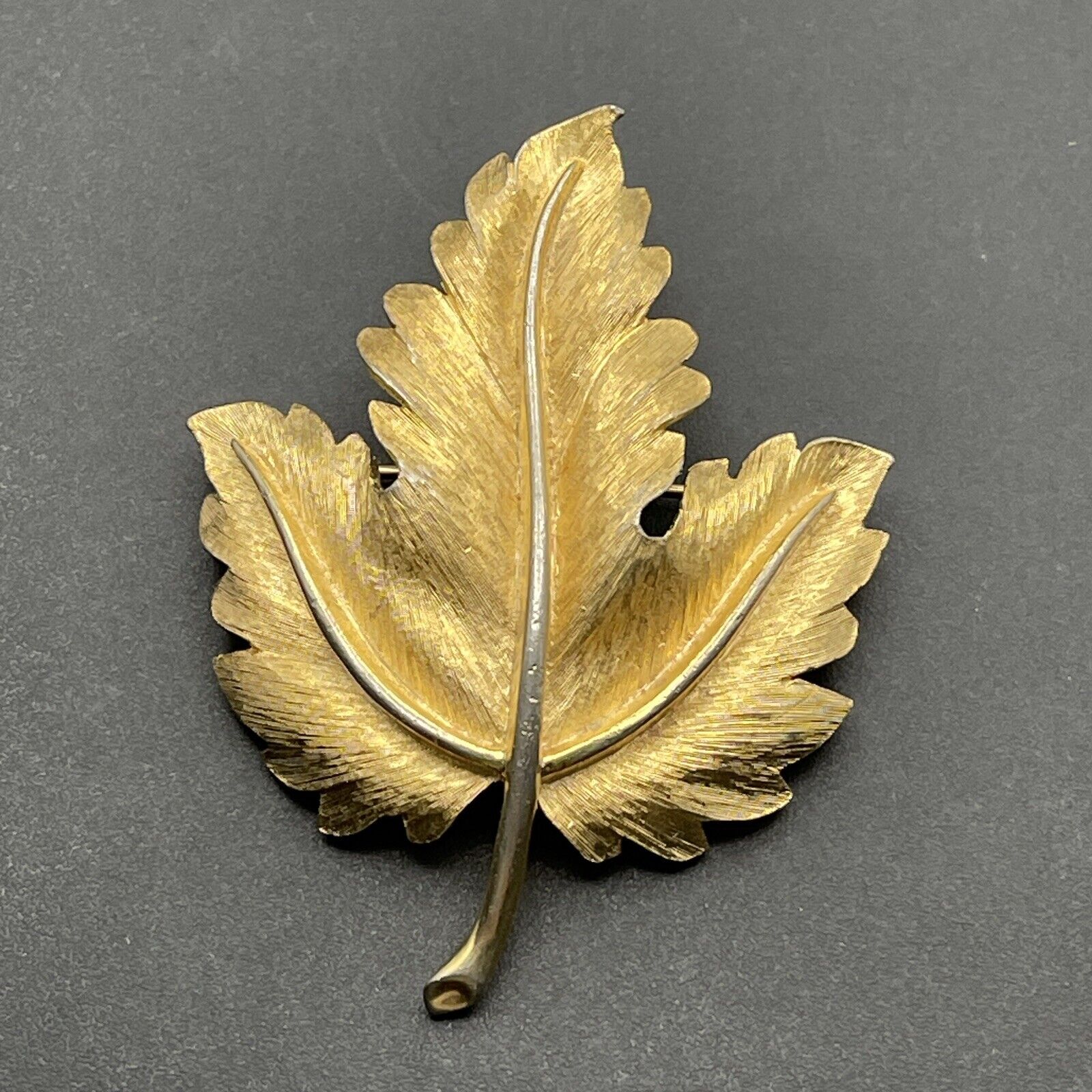Vintage Crown Trifari Brooch Brushed Gold Tone Big Leaf Signed Estate 25 X 2 20$